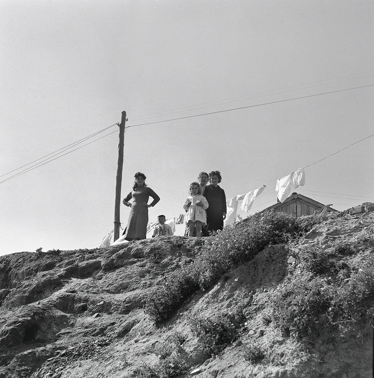 Frauen und Kinder, die die Wäsche ausbreiten von Ando Gilardi