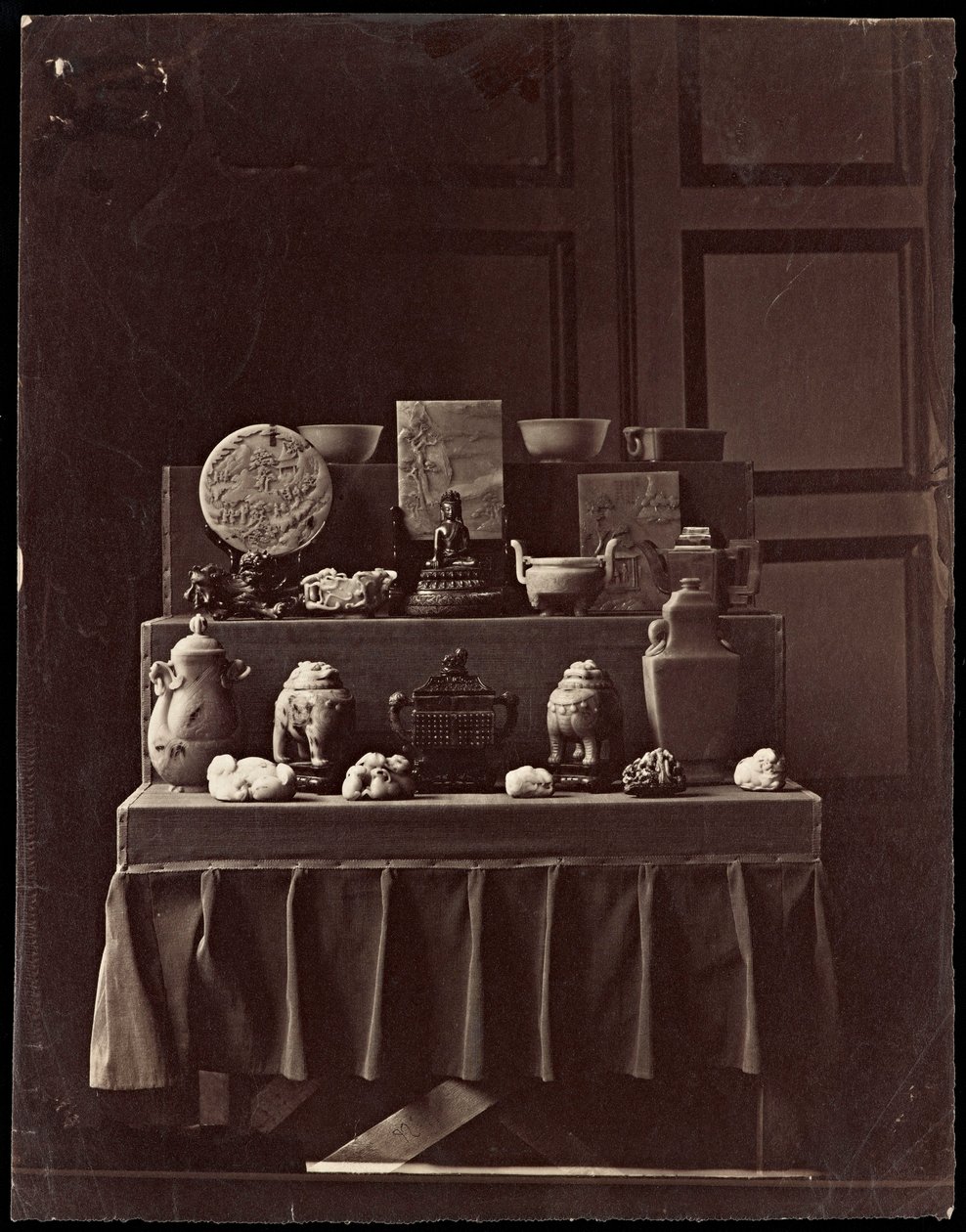 Französische Beute aus den Sommerpalästen, Peking von Andre Adolphe Eugene Disderi