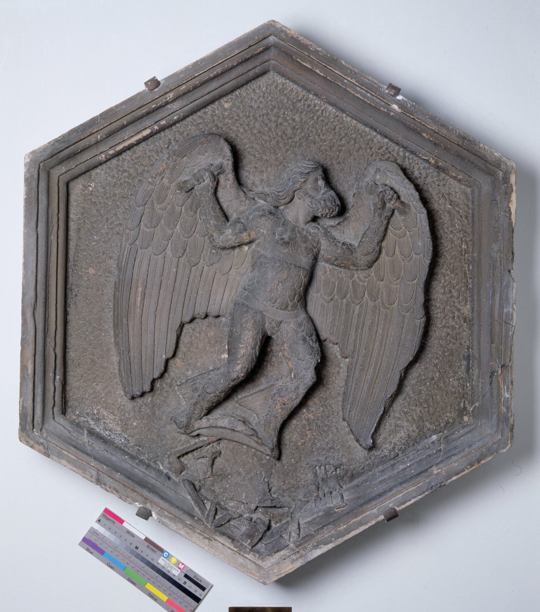 Die Kunst des Fliegens, Daedalus, sechseckiges dekoratives Relief aus einer Serie, die die Praktiker der Künste und Wissenschaften darstellt, möglicherweise basierend auf Entwürfen von Giotto, ca. 1334-48 von Andrea Pisano