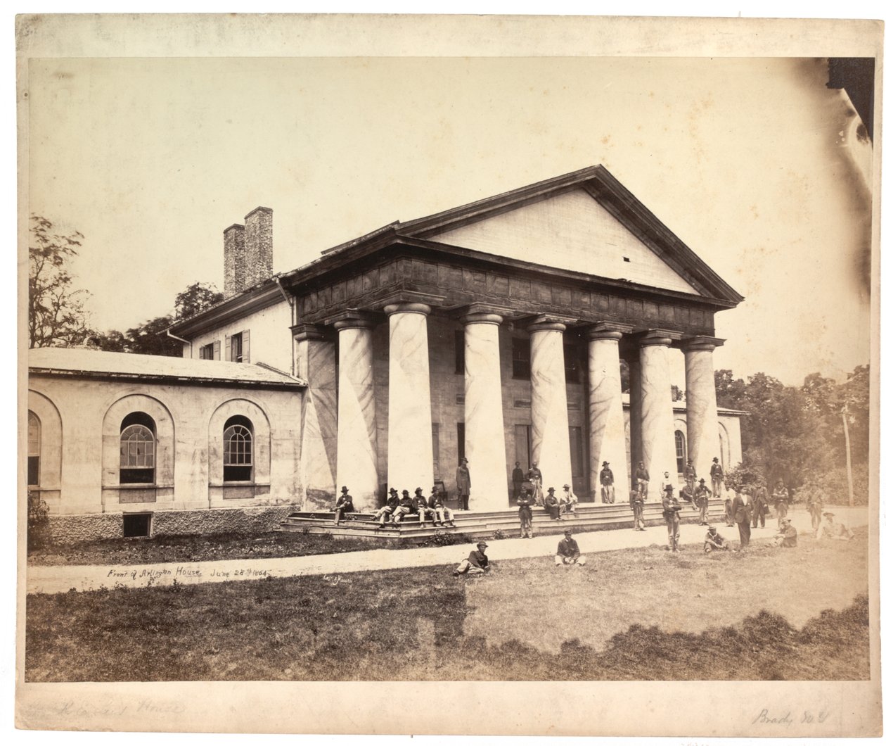 Vorderseite des Arlington House, 28. Juni 1864 (Sepia-Foto) von Andrew Joseph Russell