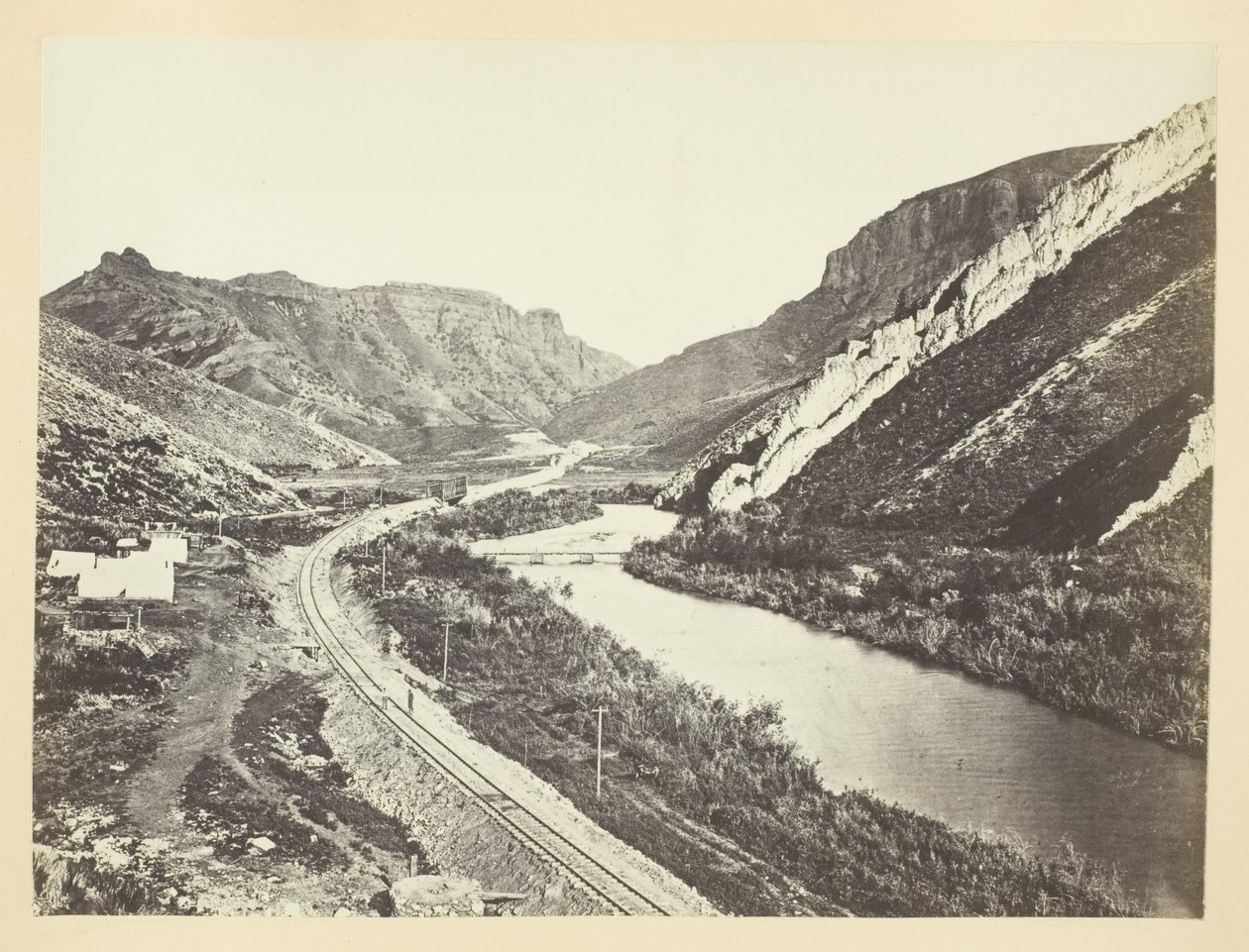 Wilhelminas Pass, Fernsicht auf gezackte Felsen oder Teufelsrutsche, Weber-Schlucht, Utah von Andrew Joseph Russell