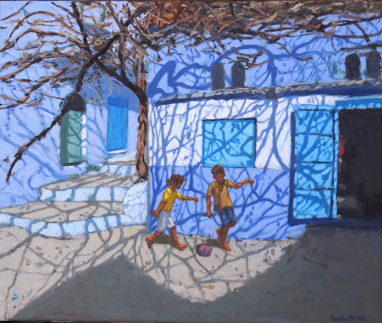 Ballspiele auf der Straße, Chefchaouen, Marokko von Andrew Macara