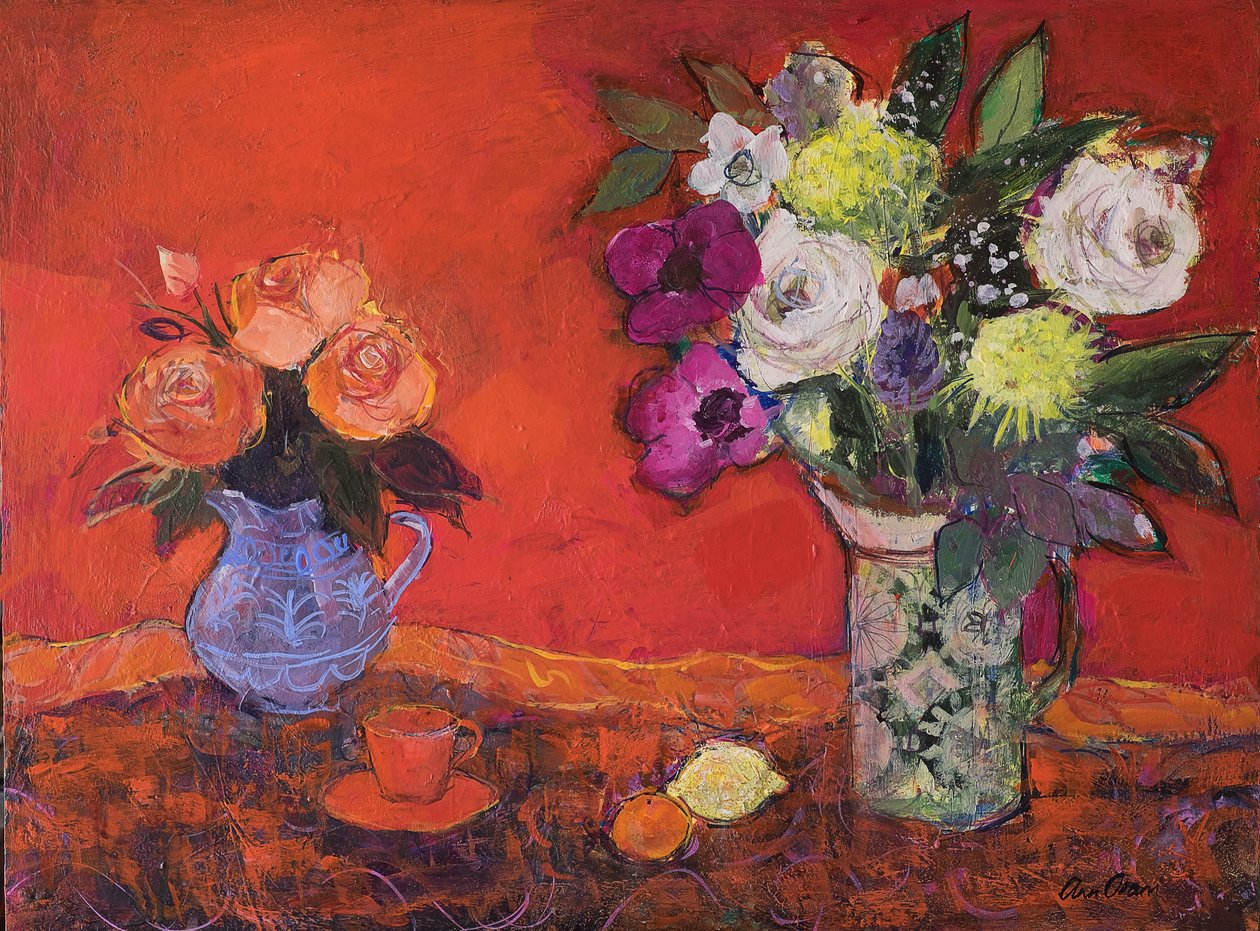 Zwei Krüge mit Blumen auf Rot, 2019 von Ann Oram