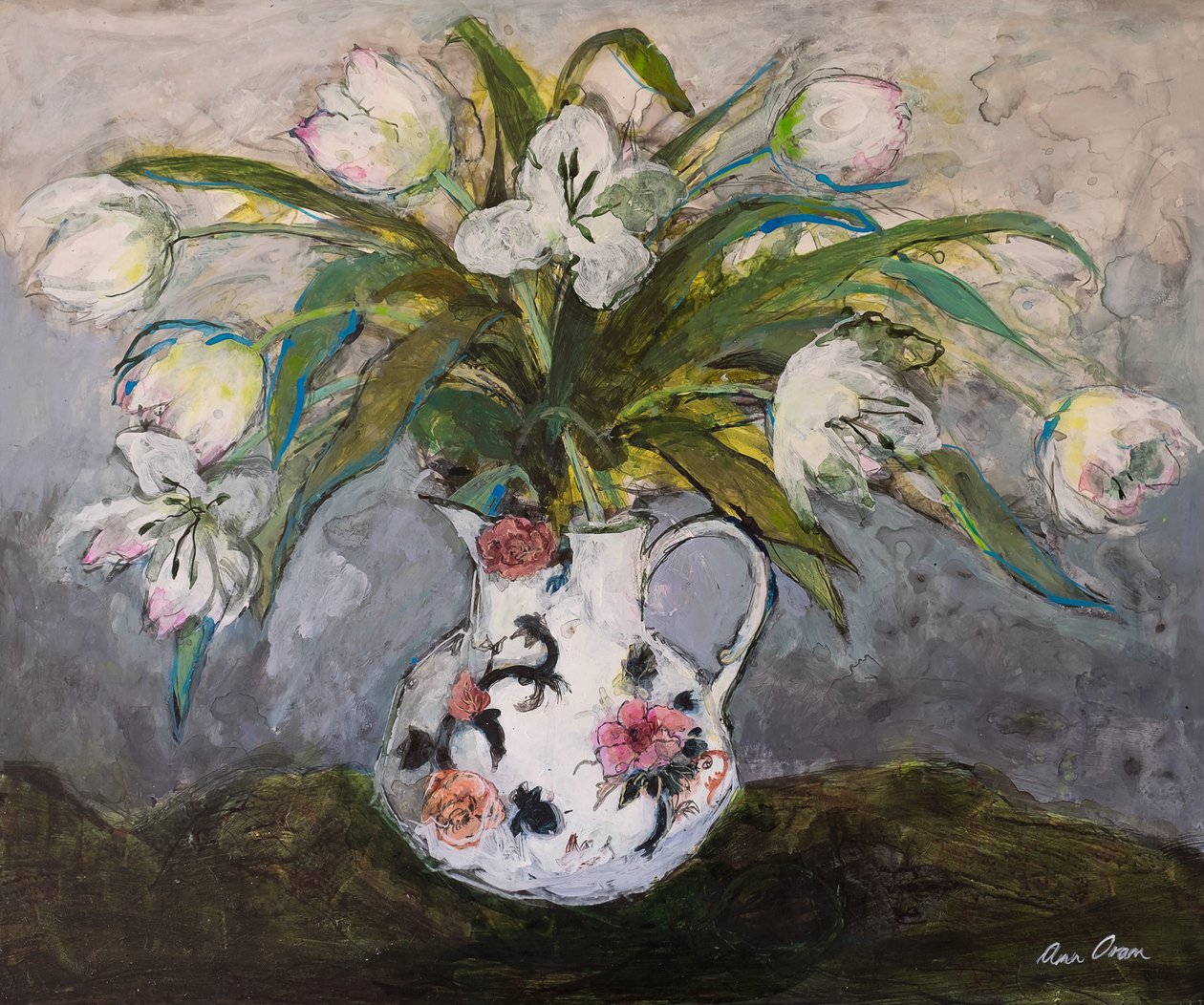 Weiße Tulpen in einem Eisensteinkrug, 2019 von Ann Oram