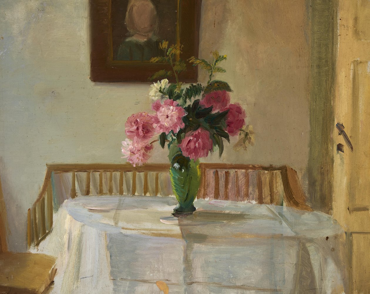 Interieur aus Anchers Haus in Markvej, Skagen, mit rosa Chrysanthemen in einer Vase auf einem Tisch von Anna Ancher