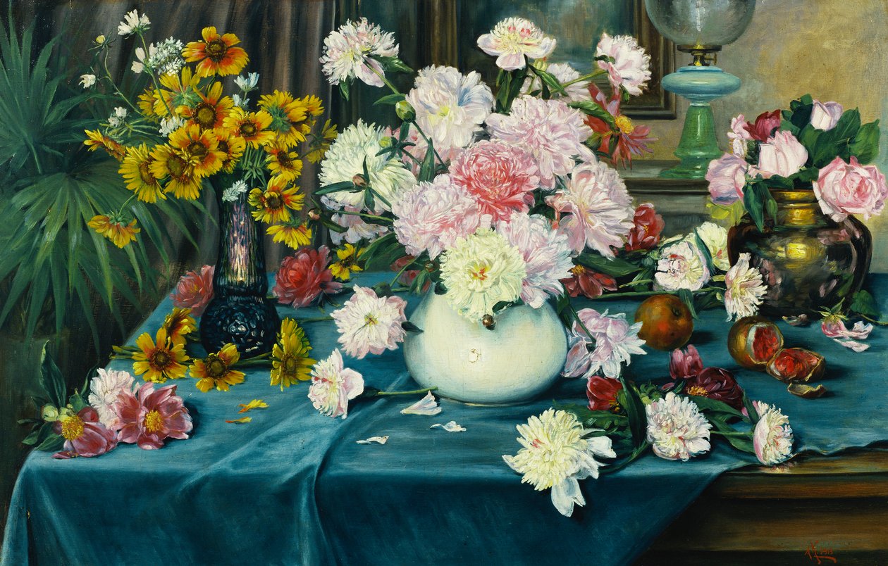 Pfingstrosen, Rosen und andere Blumen in Vasen auf einem mit blauem Tuch bedeckten Tisch, 1913 von Anna Knittel