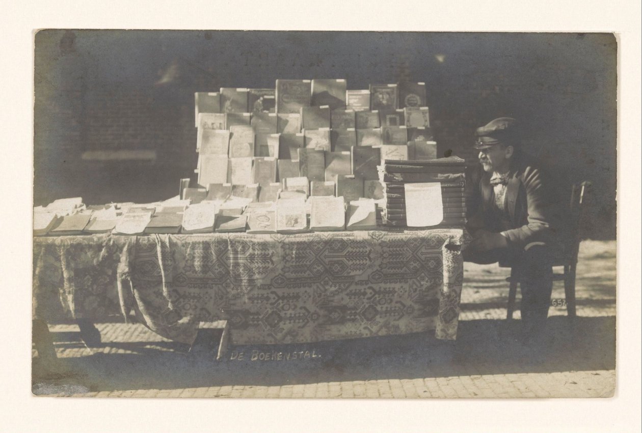Buchhändler Frederik Coster neben seinem Bücherstand auf dem Hofplein in Alkmaar von Anonymous