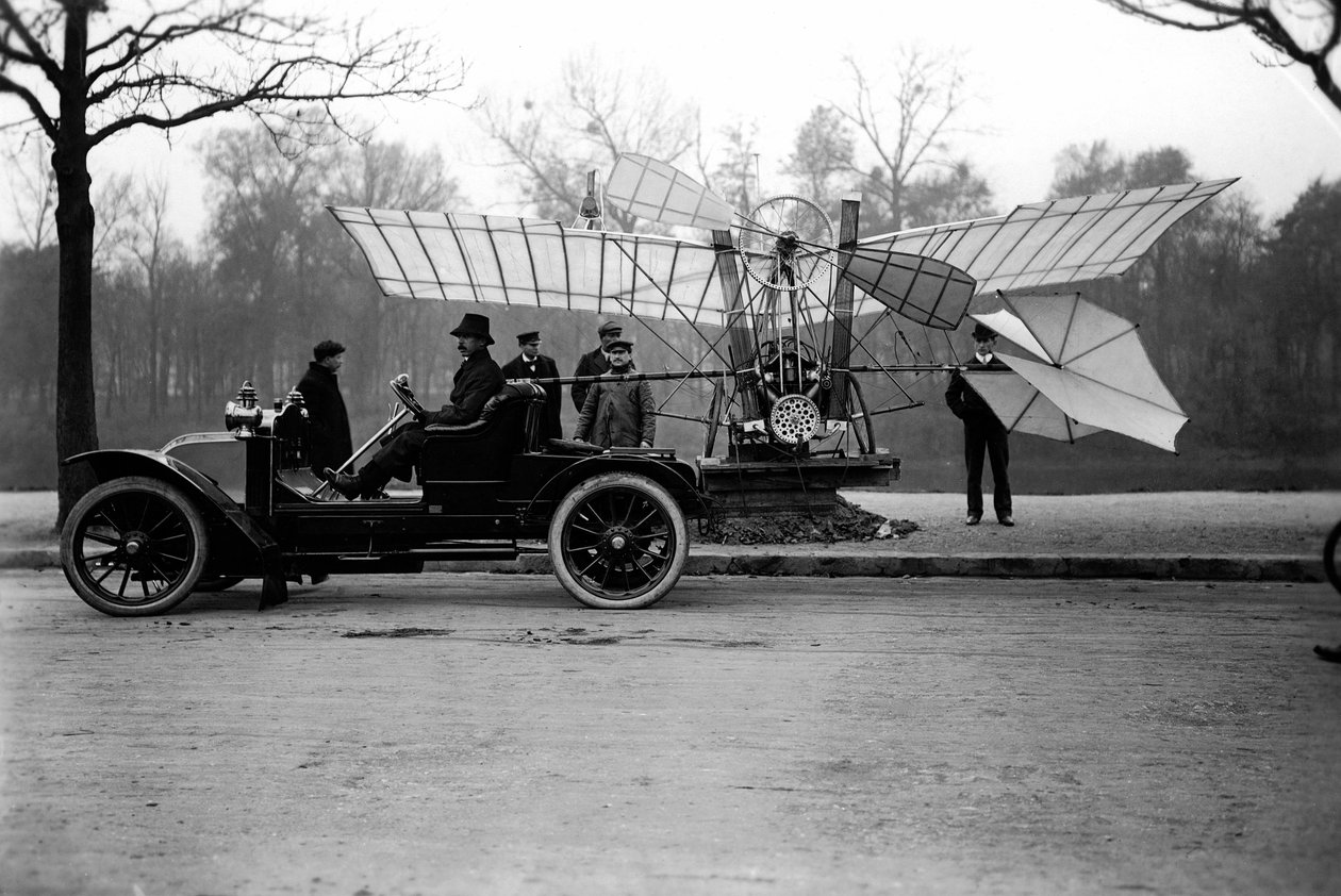 Flieger Alberto Santos Dumont (Santos-Dumont) (1873-1932) transportiert sein Flugzeug in seinem Auto von Anonymous Anonymous