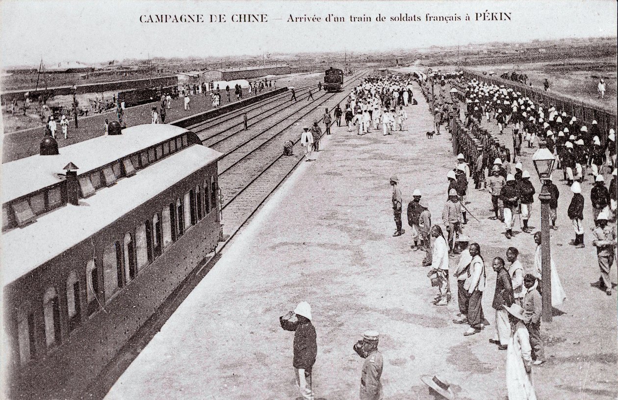 Ankunft eines französischen Soldatenzugs in Peking während der China-Kampagne. Fotografie um 1900-1901 - Private Sammlung von Anonymous Anonymous