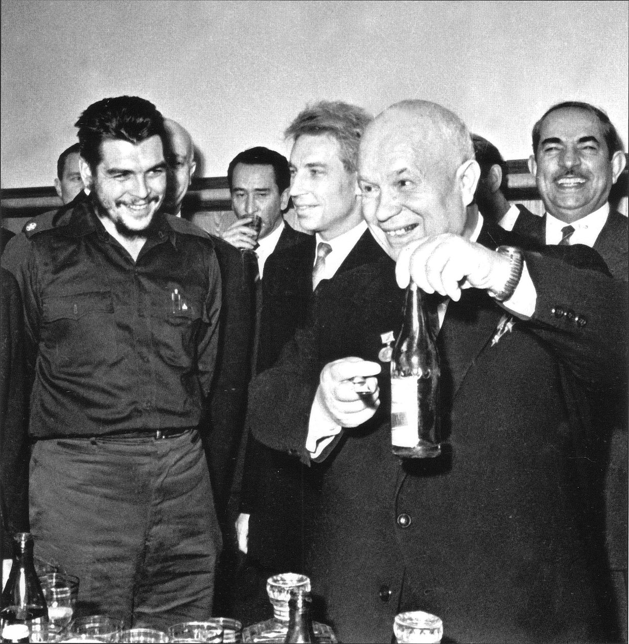 Ernesto Che Guevara (1928-1967) und Nikita Chruschtschow (1894-1971) in Moskau, Anonym. Fotografie von Anonymous Anonymous