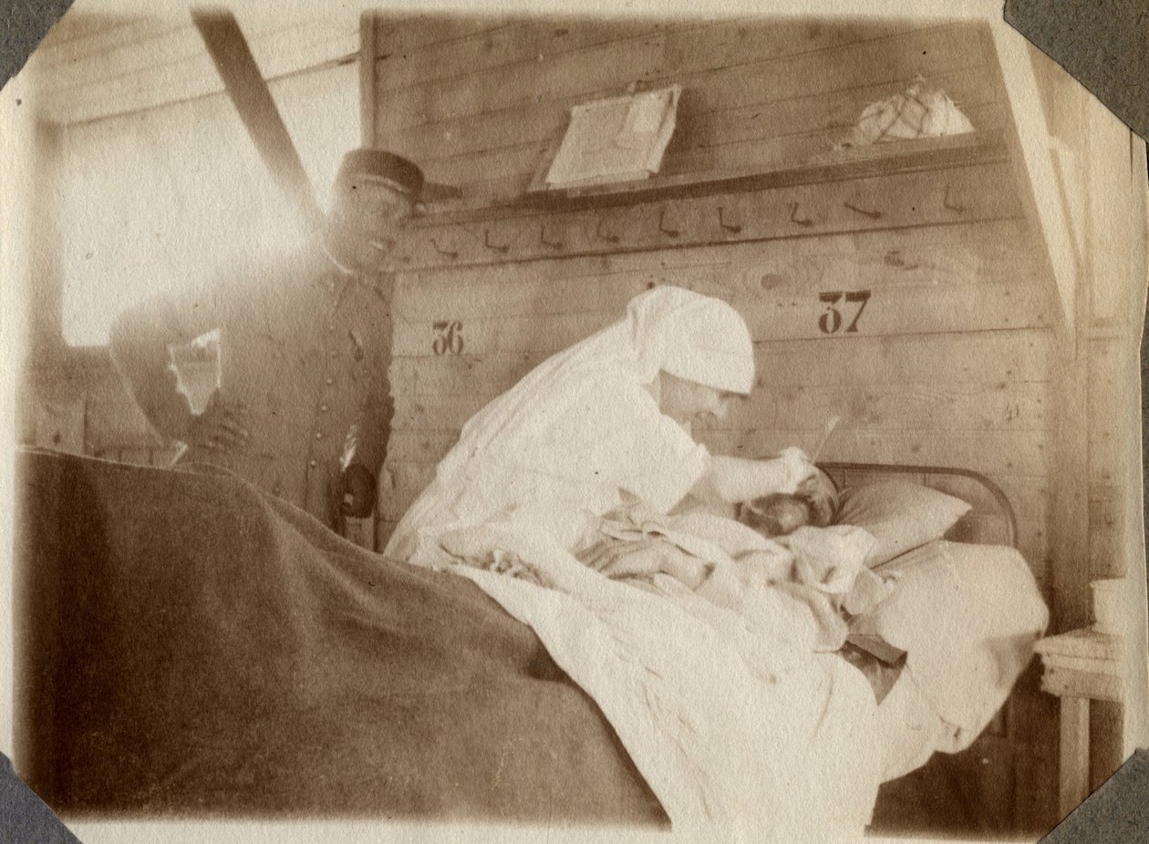 Erster Weltkrieg 1914-1918: Krankenschwester in einer Bluse rasiert einen Soldaten (französische Kriegswunden liegen im Bett), in Couville, Manche, Niedernormandie, Frankreich. Anonyme Fotografie Juli 1917. Private Sammlung, Stella. von Anonymous Anonymous