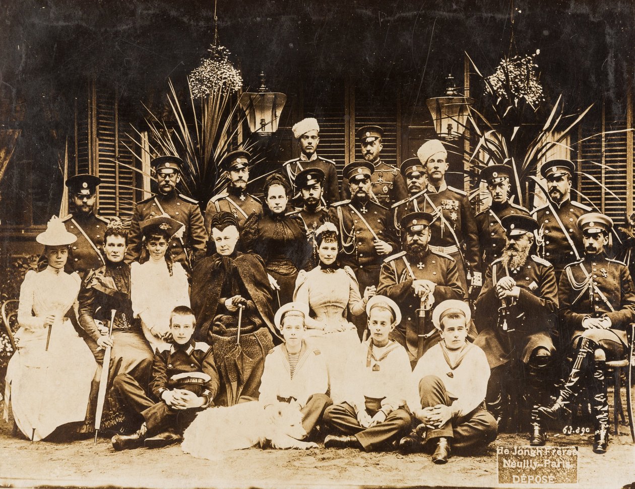 Die Mitglieder der Familie Romanow bei den Sommermanövern in Krasnoje Selo (Sankt Petersburg) von Anonymous Anonymous