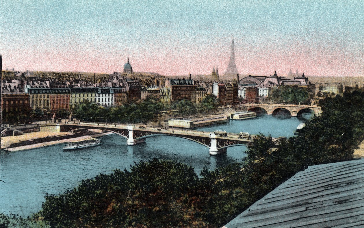 Paris: Panorama der Seine mit dem Eiffelturm im Hintergrund. Fotografie von 1920 im „Artistic Album“ der Stadt Paris. Private Sammlung. von Anonymous Anonymous