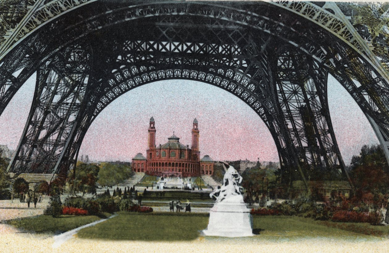 Paris: der Palais du Trocadéro gesehen unter dem Eiffelturm. Fotografie von 1920 im „Artistic Album“ der Stadt Paris. Private Sammlung. von Anonymous Anonymous