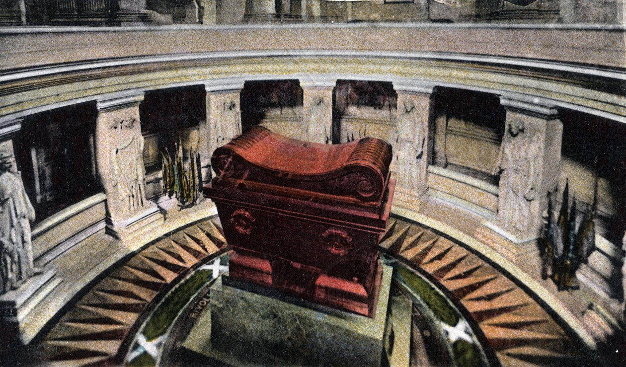 Paris: Grab von Napoleon I. Bonaparte (1769-1821) in den Invalides. Fotografie von 1920 in "Künstlerisches Album" der Stadt Paris. Private Sammlung. von Anonymous Anonymous