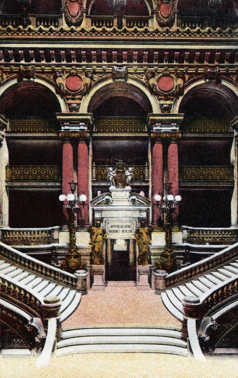 Paris: Blick auf die große Treppe der Oper Garnier. Fotografie von 1920 im „Artistic Album“ der Stadt Paris. Private Sammlung. von Anonymous Anonymous