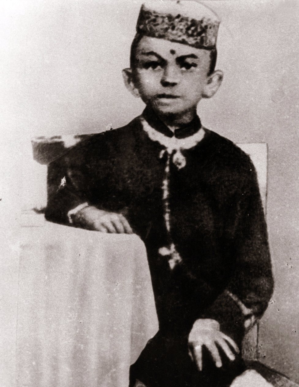 Porträt des politischen Führers Mohandas Karamchand Gandhi (1869-1948) als Kind - Fotografie um 1875 von Anonymous Anonymous