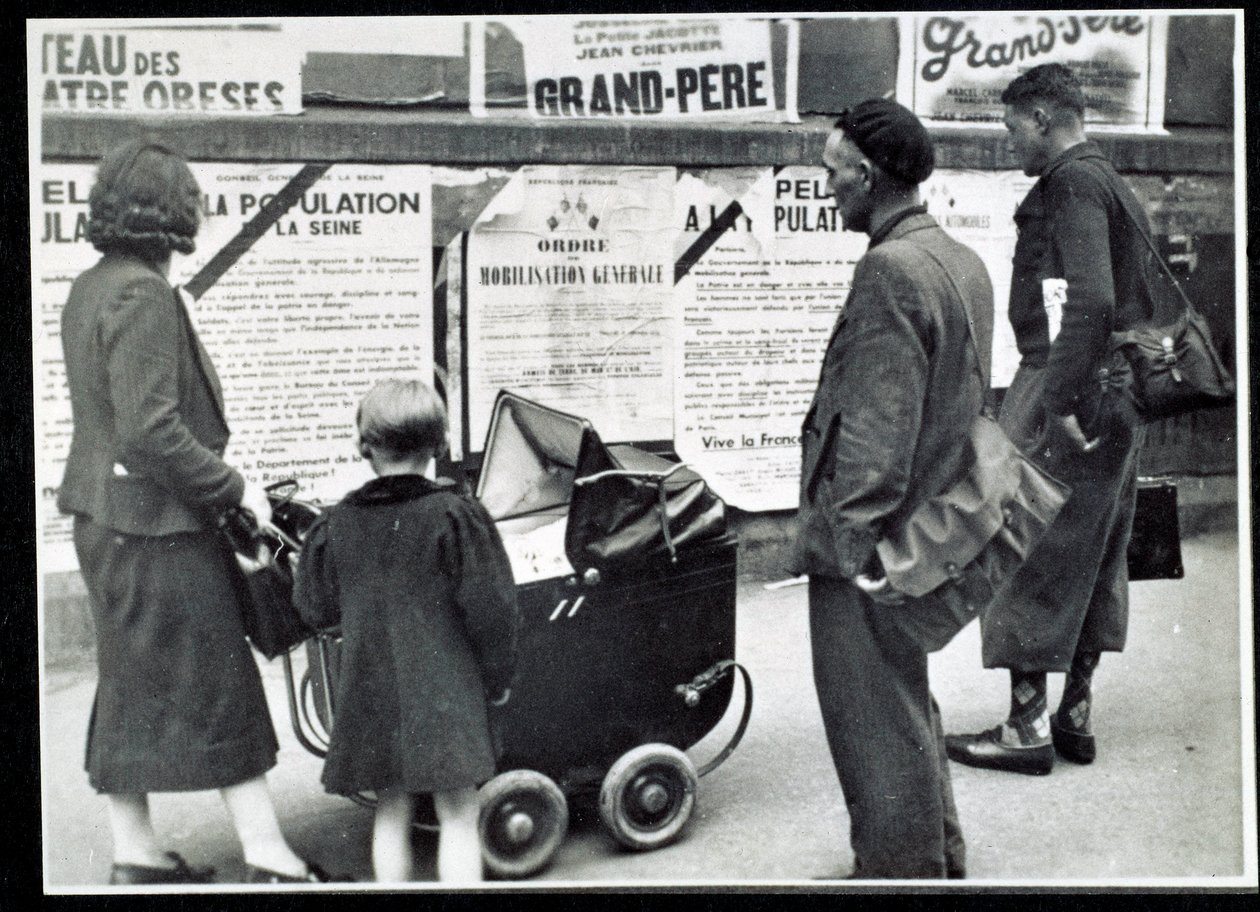 Zweiter Weltkrieg (1939-1945): Passanten lesen die Mobilisierungsplakate im September 1939 von Anonymous Anonymous