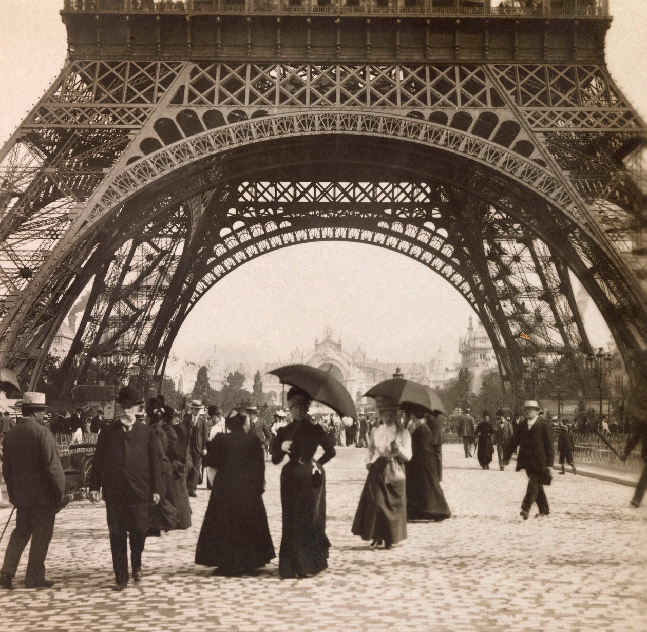 Weltausstellung von 1900 - Exposition Universelle de 1900 in Paris: Blick unter den Eiffelturm - private Sammlung von Anonymous Anonymous