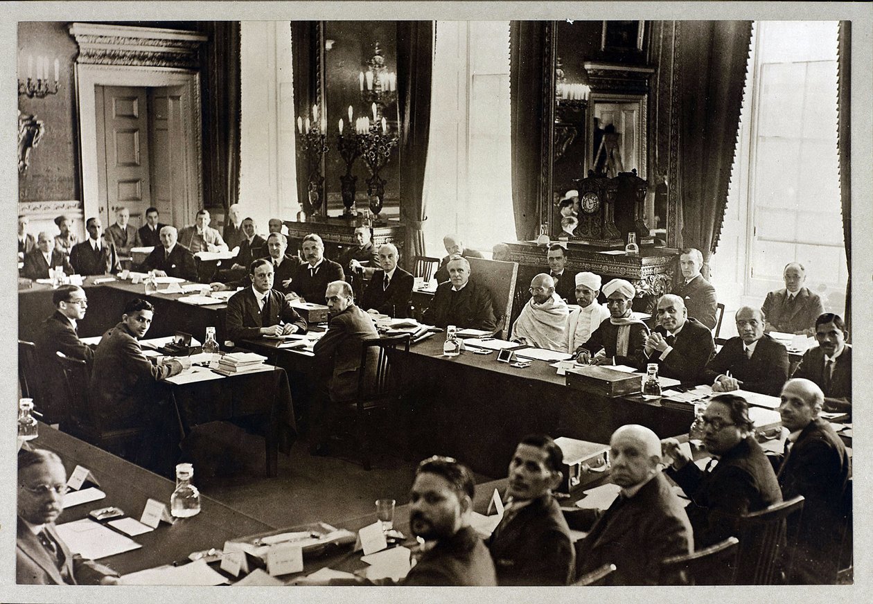 Zweite Rundtischkonferenz - Mahatma Gandhi - Zweite Rundtischkonferenz in London, Anonym. Silbergelatine-Fotografie von Anonymous Anonymous