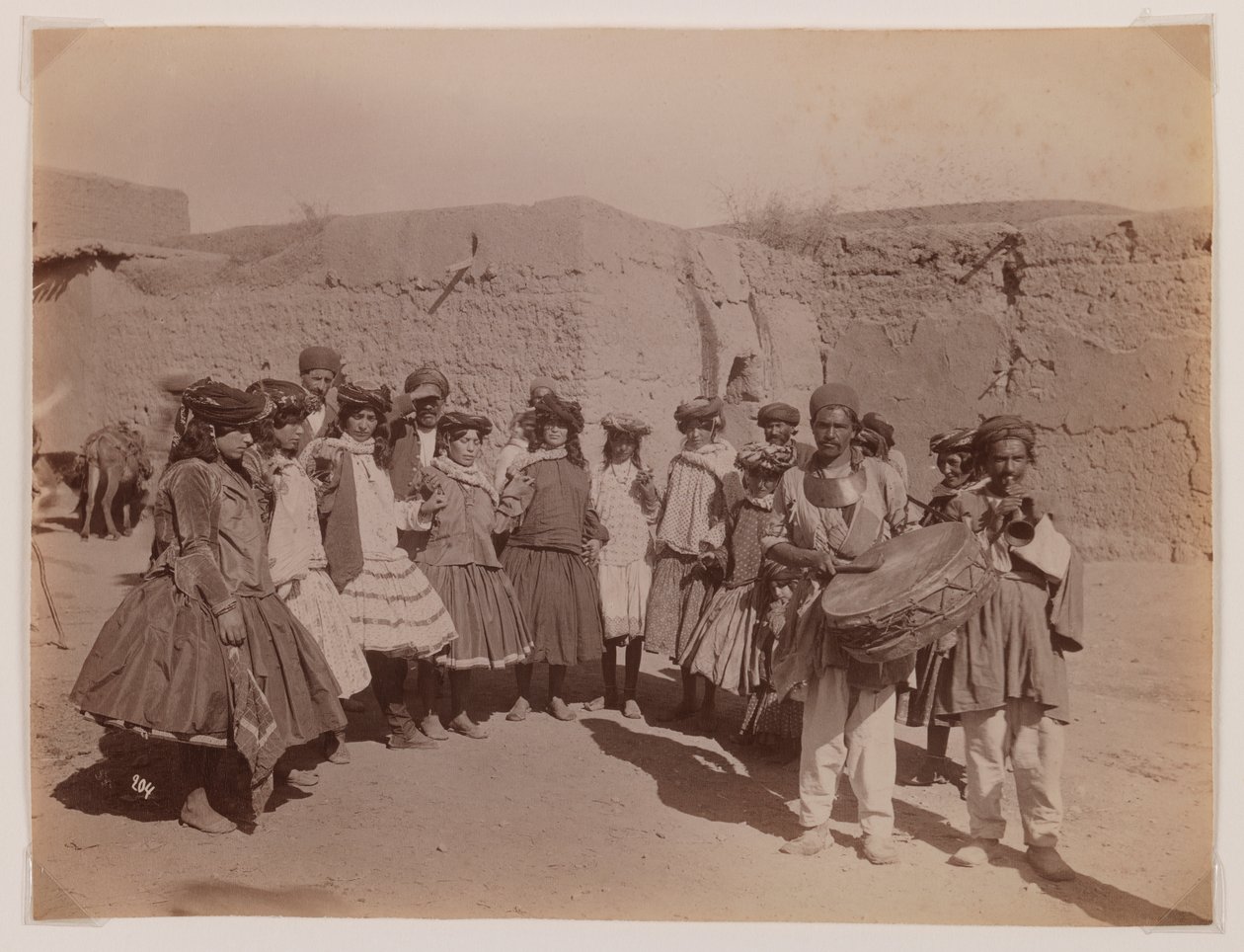 Gruppe von Frauen, die in Stammeskostümen tanzen von Antoin Sevruguin