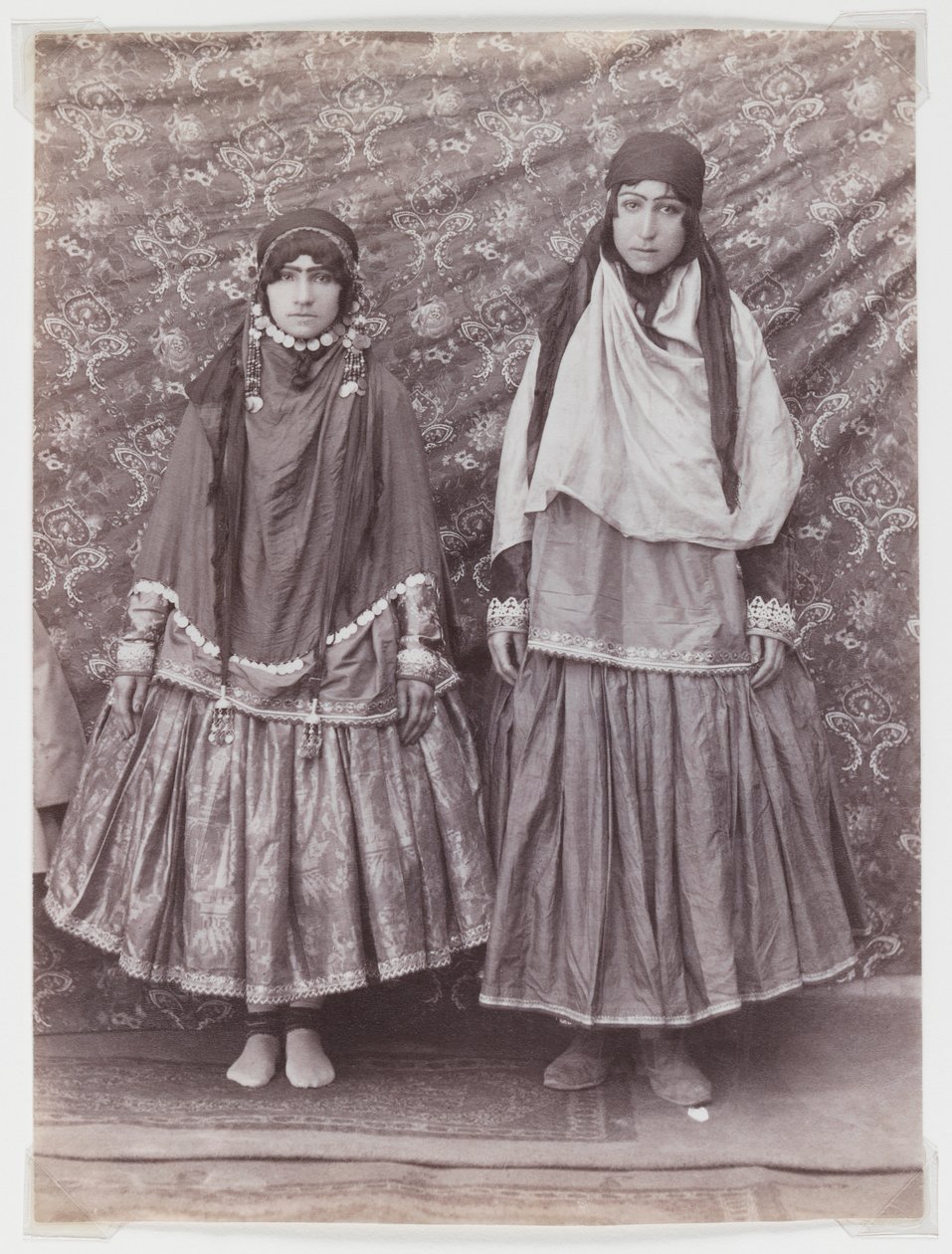 Zwei Frauen in Stammeskostümen von Antoin Sevruguin