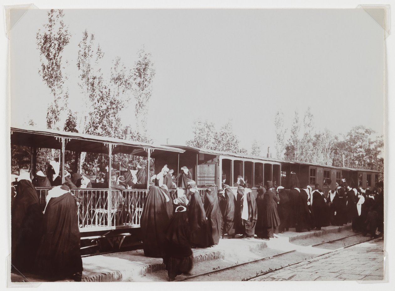 Verschleierte Frauen, die in einen Zug einsteigen von Antoin Sevruguin