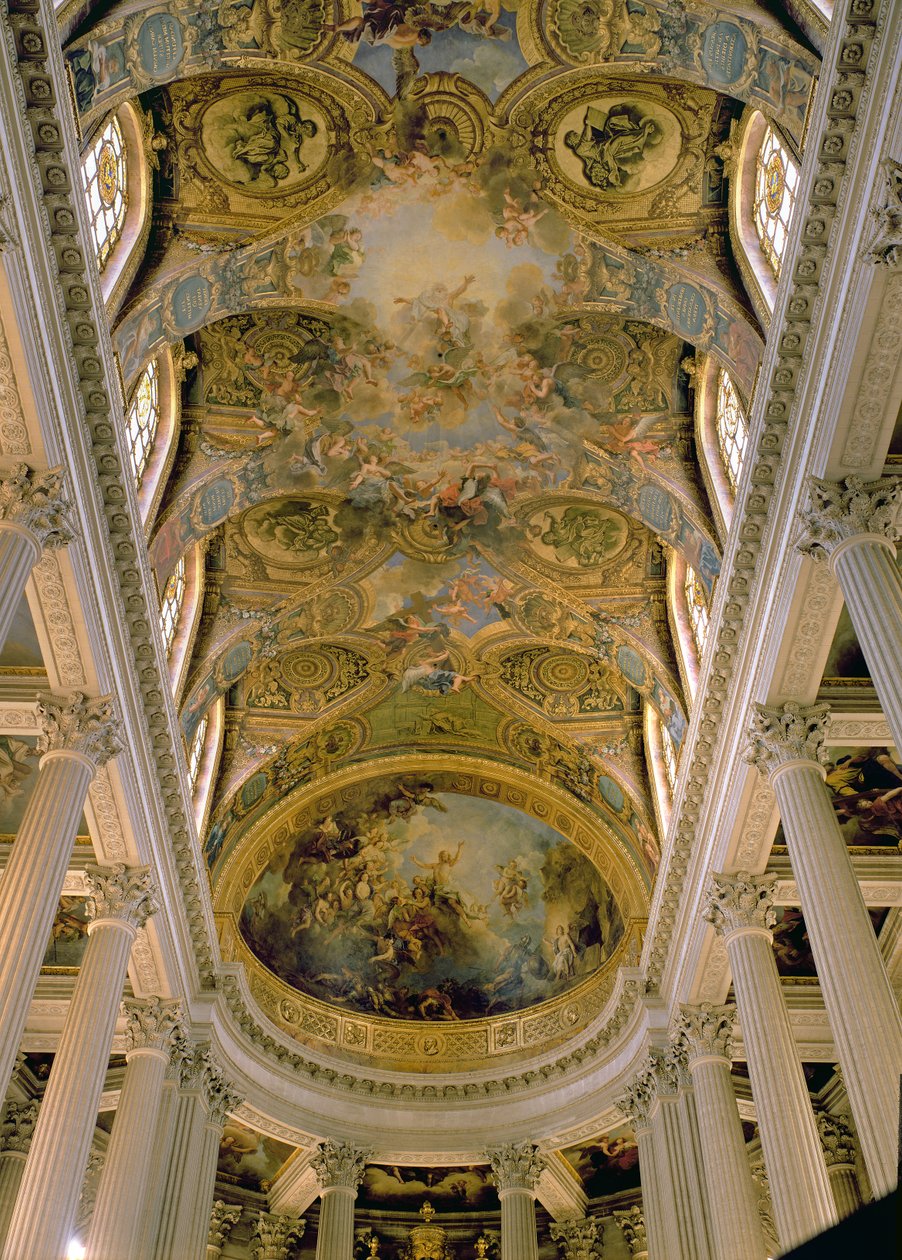Blick auf die Königsgalerie und das gewölbte Deckengemälde, das Gott unter Engeln und die Auferstehung Christi (Apsiskuppel) darstellt, gemalt in Zusammenarbeit mit Charles de Lafosse und Jean Jouvenet von Charles Antoine Coypel