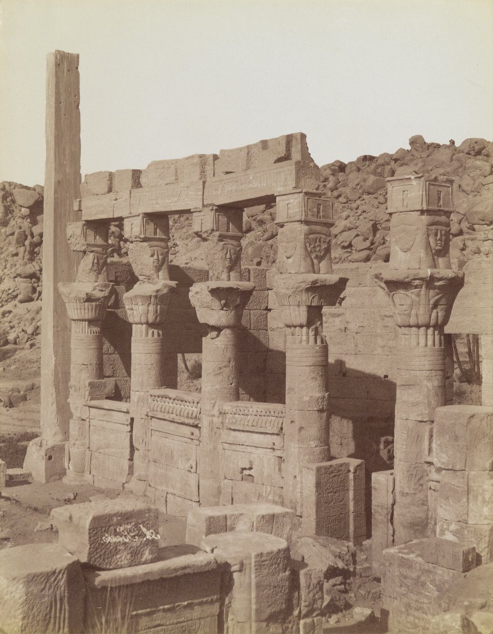 Philae, Blick von Nordosten auf das Südende der Westkolonnade und die Vorhalle von Nectanebo am Tempel der Isis von Antonio Beato