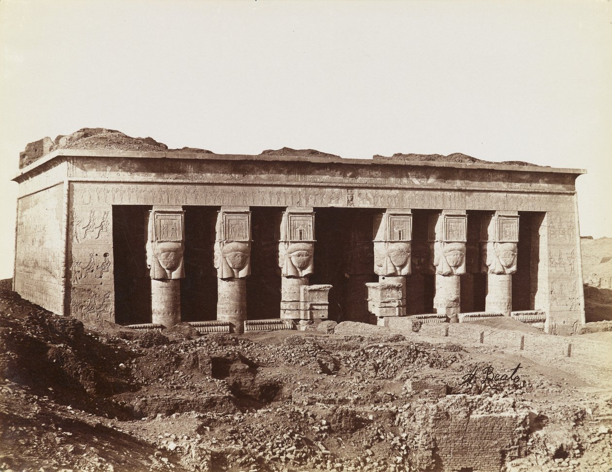 Tempel von Dendera, Blick von Nordosten auf die Fassade des Tempels von Antonio Beato