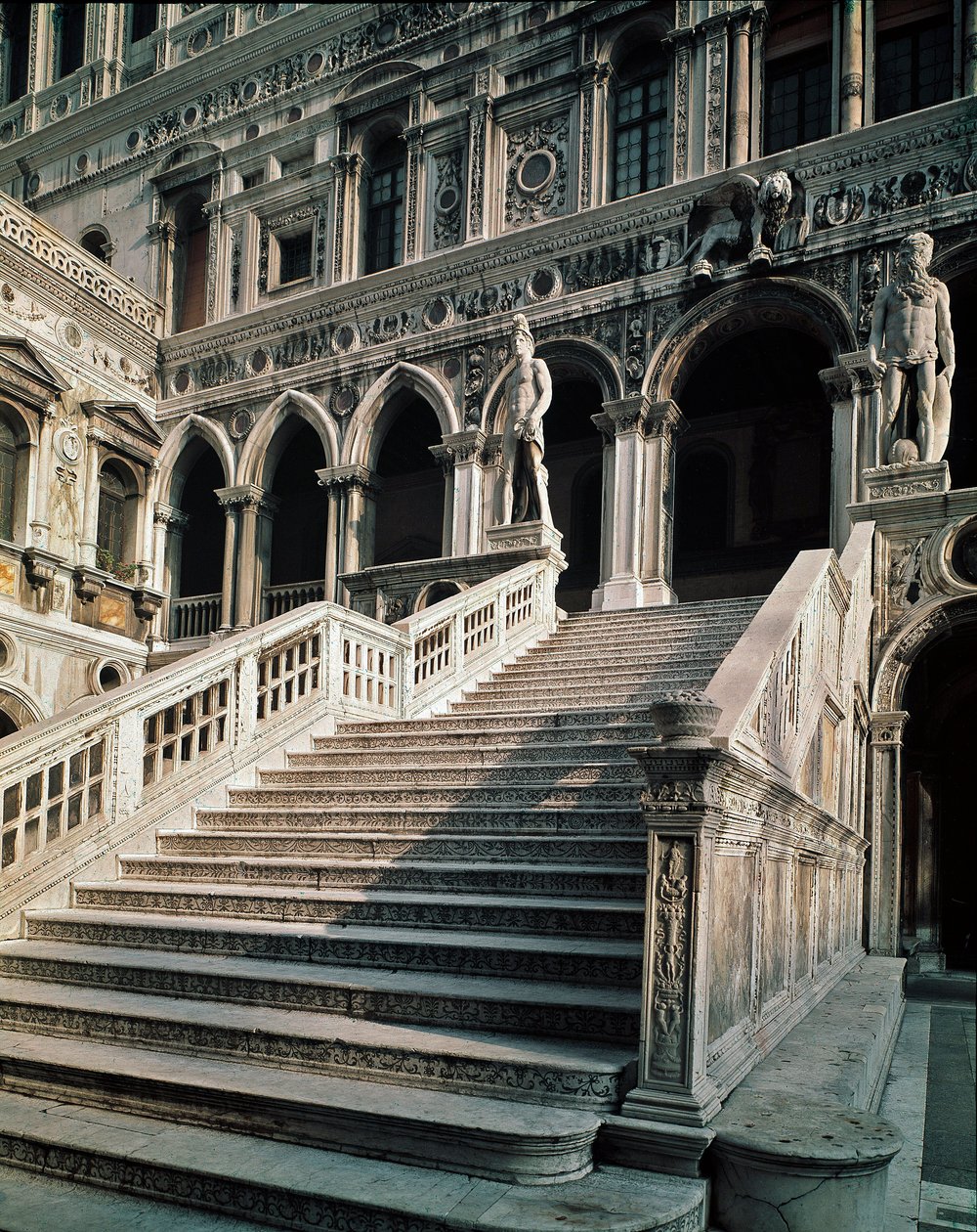Ansicht der Scala dei Giganti (Treppe der Giganten), die zum Eingang des Dogenpalastes führt, von Antonio Rizzo (1430-1499) 1483-1491 von Antonio Rizzo