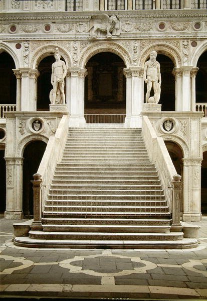 Ansicht der Scala dei Giganti, entworfen von Antonio Rizzo mit Statuen von Mars und Neptun von Jacopo Sansovino von Antonio Rizzo