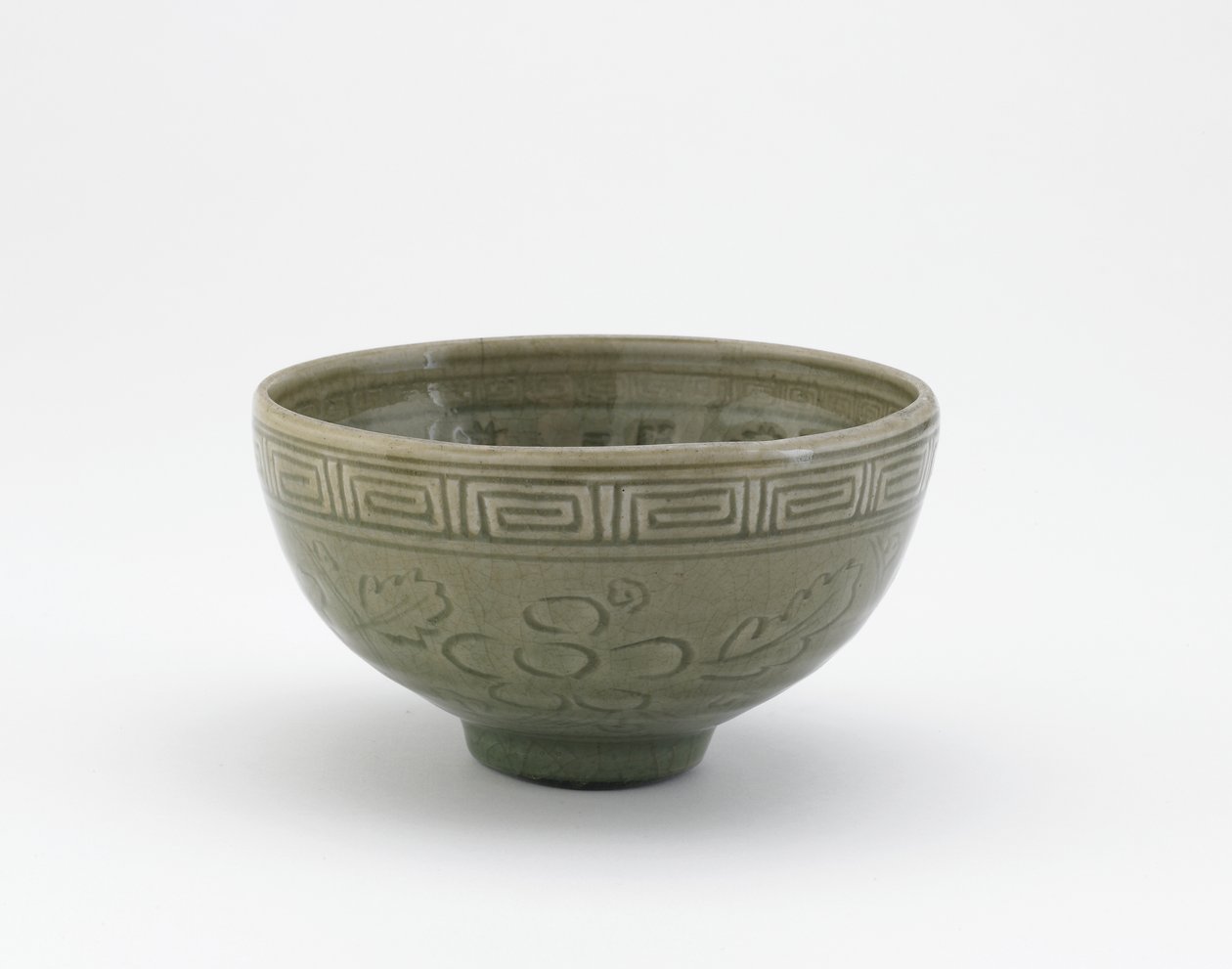 Servierschale im Stil der Longquan-Ware, frühes 19. Jahrhundert von Aoki (attr. to) Mokubei