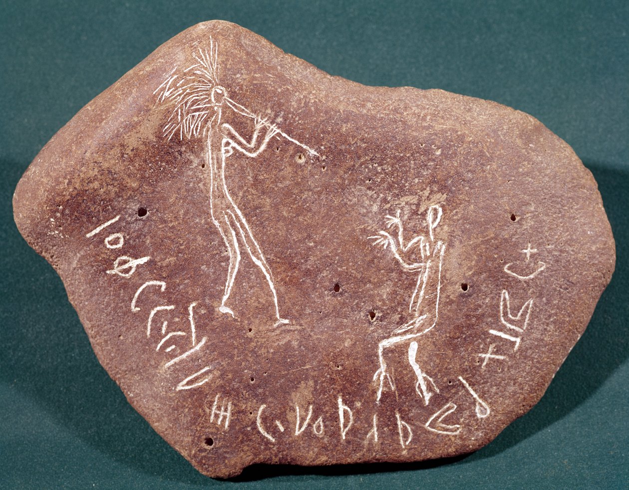 Stein mit einer Tänzerin, einem Flötenspieler und einer safaitischen Inschrift, 1. Jahrhundert v. Chr.-3. Jahrhundert n. Chr. von Arabic School