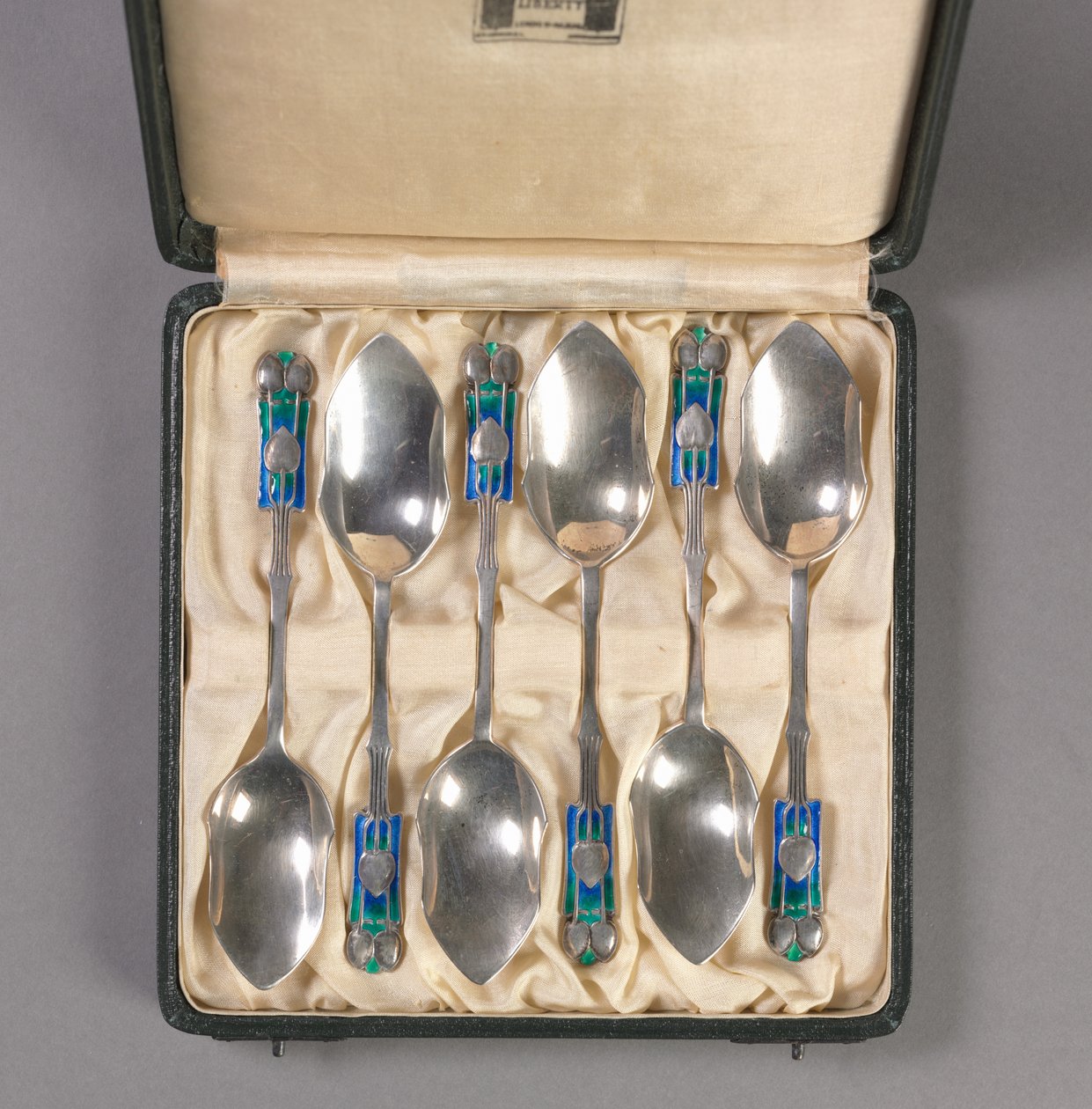 Satz von sechs Löffeln in Originalbox, Hersteller Liberty and Company, ca. 1895-1910 von Archibald Knox