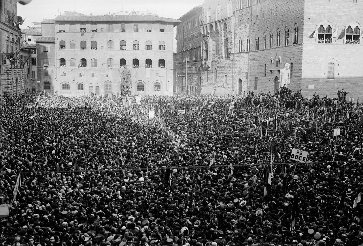 Menschenmenge auf der Piazza Signoria anlässlich des Besuchs von Hitler und Mussolini in Florenz, 05/1938 von Armando Bruni