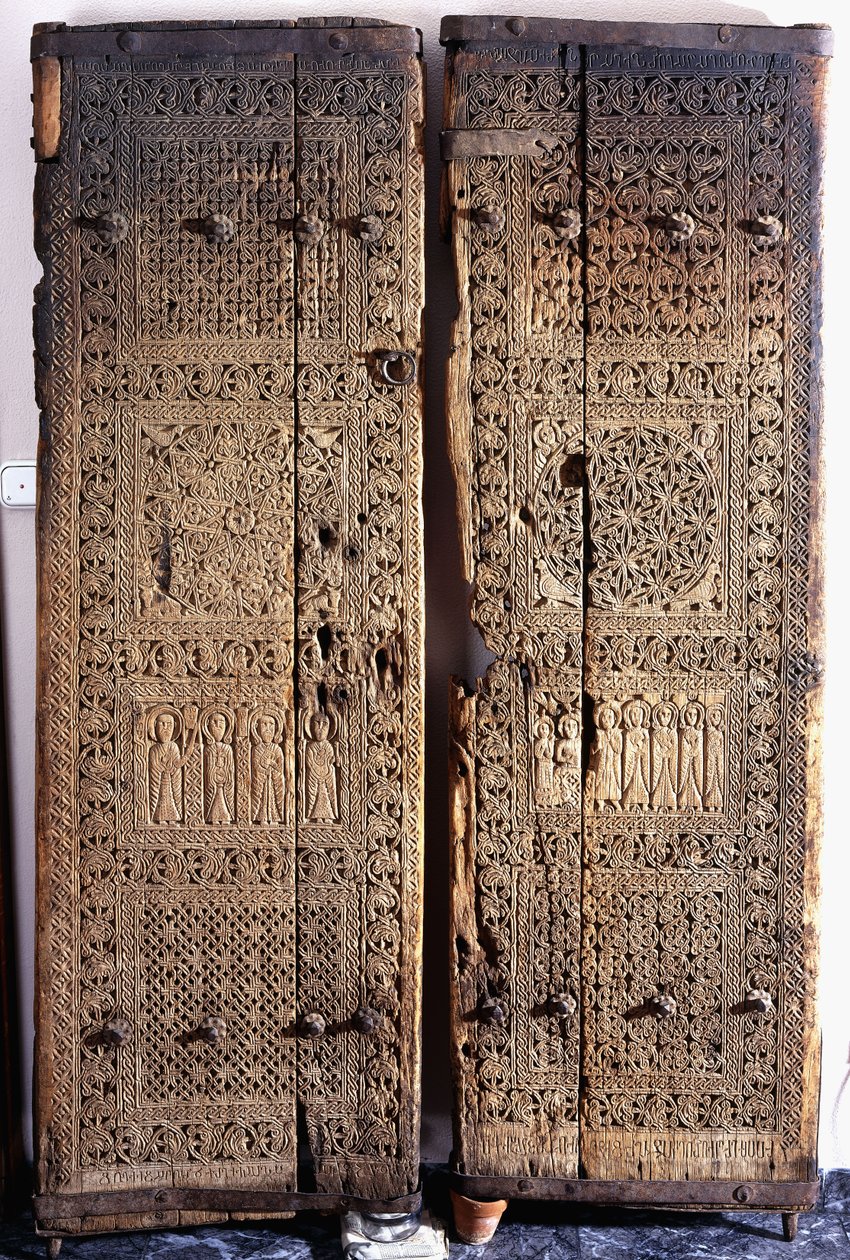 Ein Paar geschnitzte armenische Walnussholztüren, die Christus mit sechs Aposteln und Heiligen darstellen von Armenian School