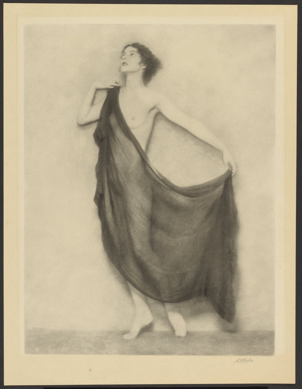 [Drapierte weibliche Aktfigur vor einem leeren Hintergrund] von Arthur F. Kales