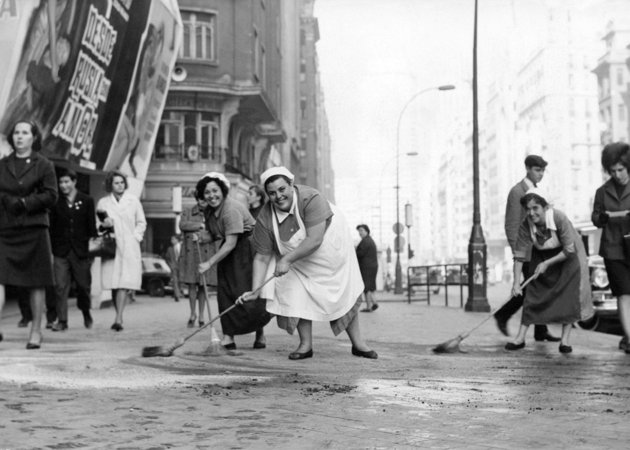 Frauen reinigen die Gran Via Straße, folgen dem Aufruf des Informations- und Tourismusministeriums und seiner Kampagne „die Stadt sauber halten“, unterstützen die öffentlichen Dienste von Artist Unknown