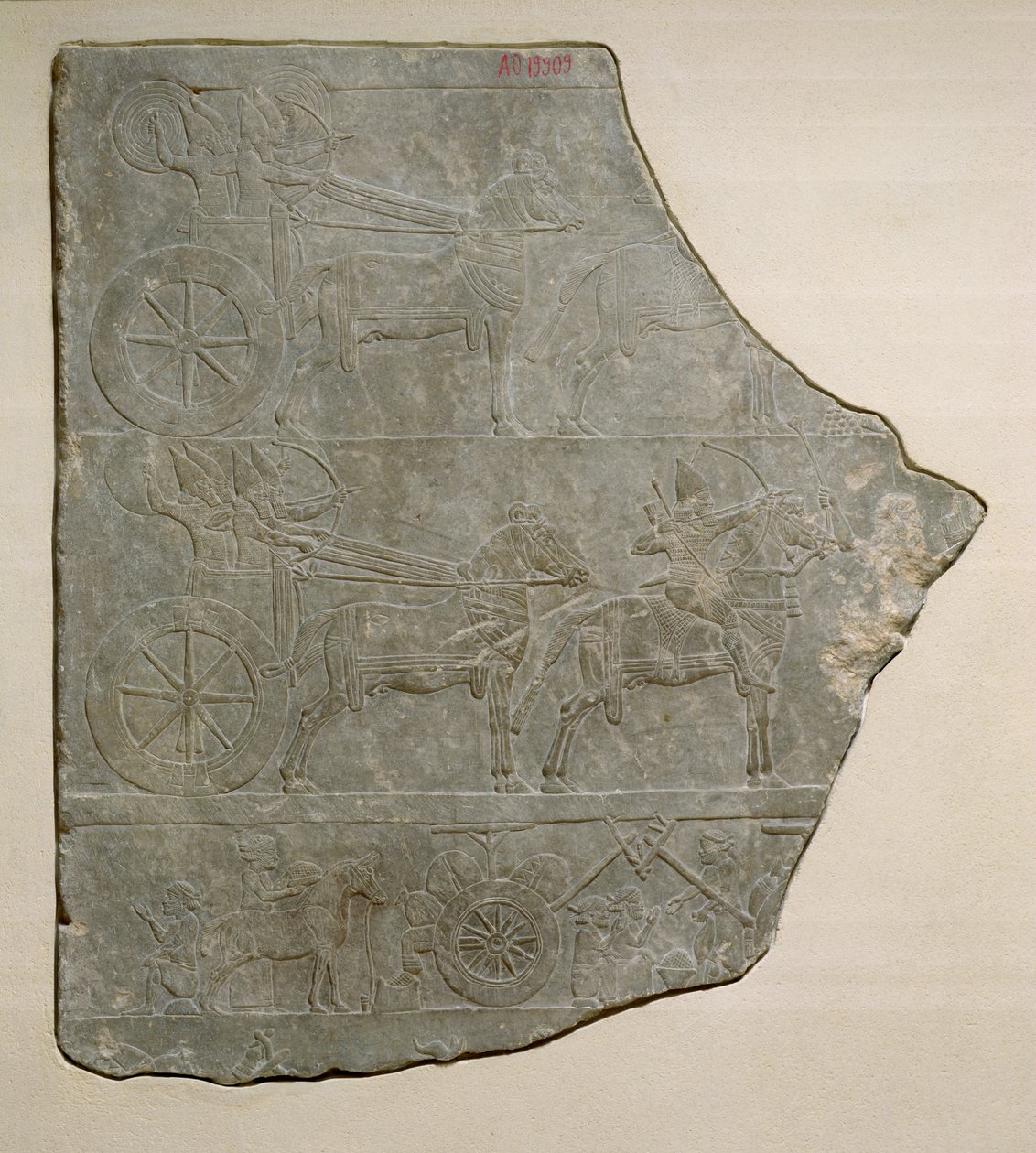 Fragment eines Reliefs, das die assyrische Armee in der Schlacht und in der Ruhe zeigt, aus dem Palast von Ashurbanipal in Ninive von Assyrian