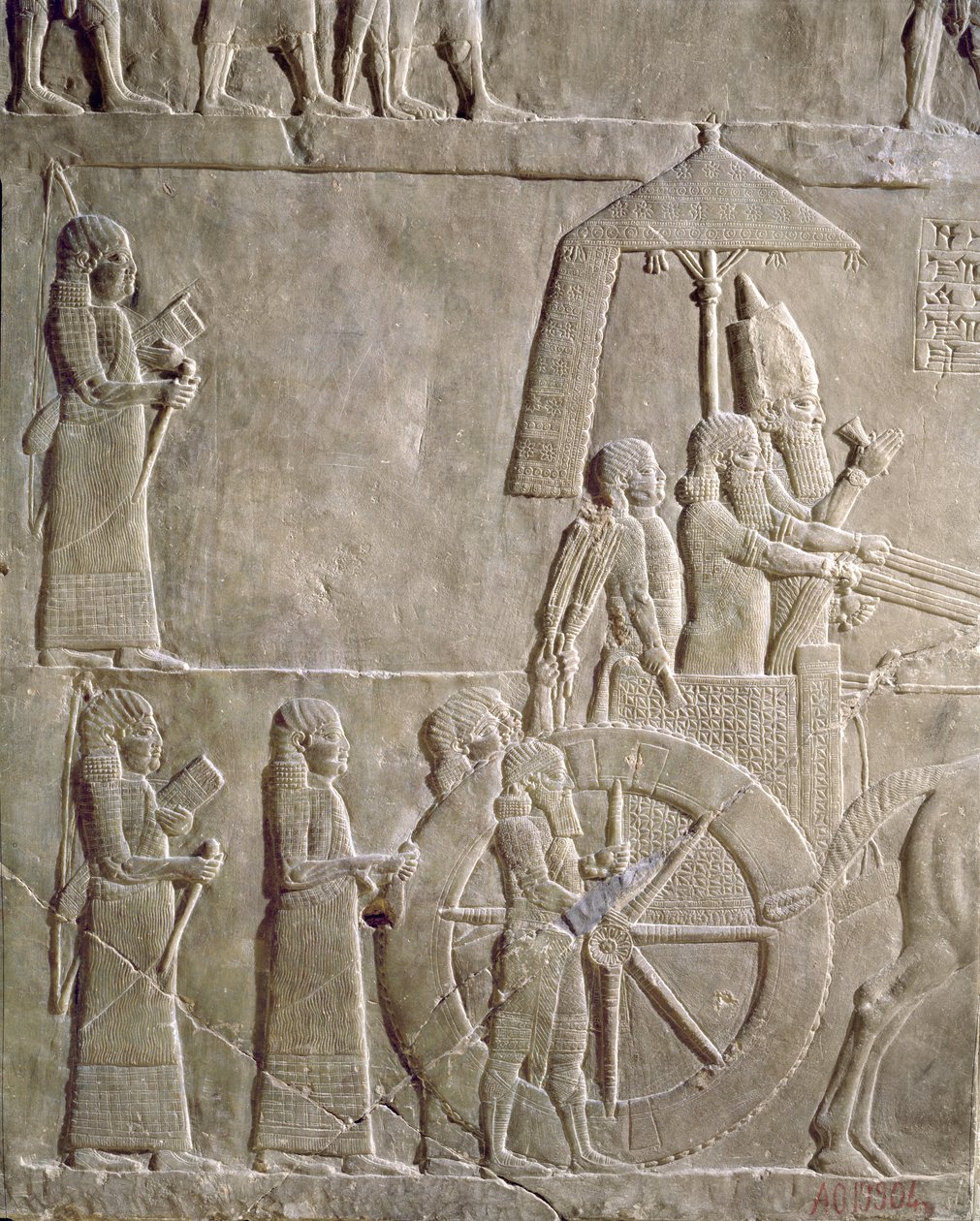 Relief, das den Streitwagen von König Assurbanipal und elamitische Gefangene darstellt, Episoden der Elam-Kampagne, aus dem Palast von Assurbanipal in Ninive, ca. 645 v. Chr. (gipsartiger Alabaster) von Assyrian
