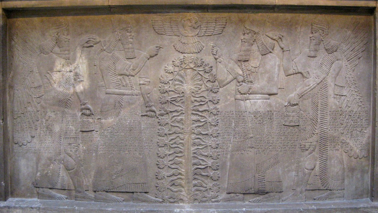 Relief mit zwei Figuren von Ashurnasirpal, geflügelten mythologischen Wesen und dem Gott Ashur, vor dem Baum des Lebens, 885-860 v. Chr. von Assyrian