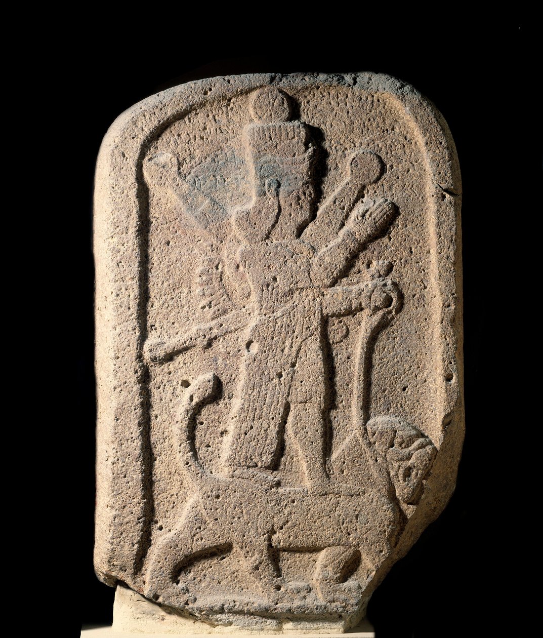Stele, die die Göttin Ishtar von Arbeles zeigt, die einen Löwen hält. Basaltrelief aus der neuassyrischen Zeit (1000-612 v. Chr.) 8. Jahrhundert v. Chr. Paris, Louvre Museum von Assyrian