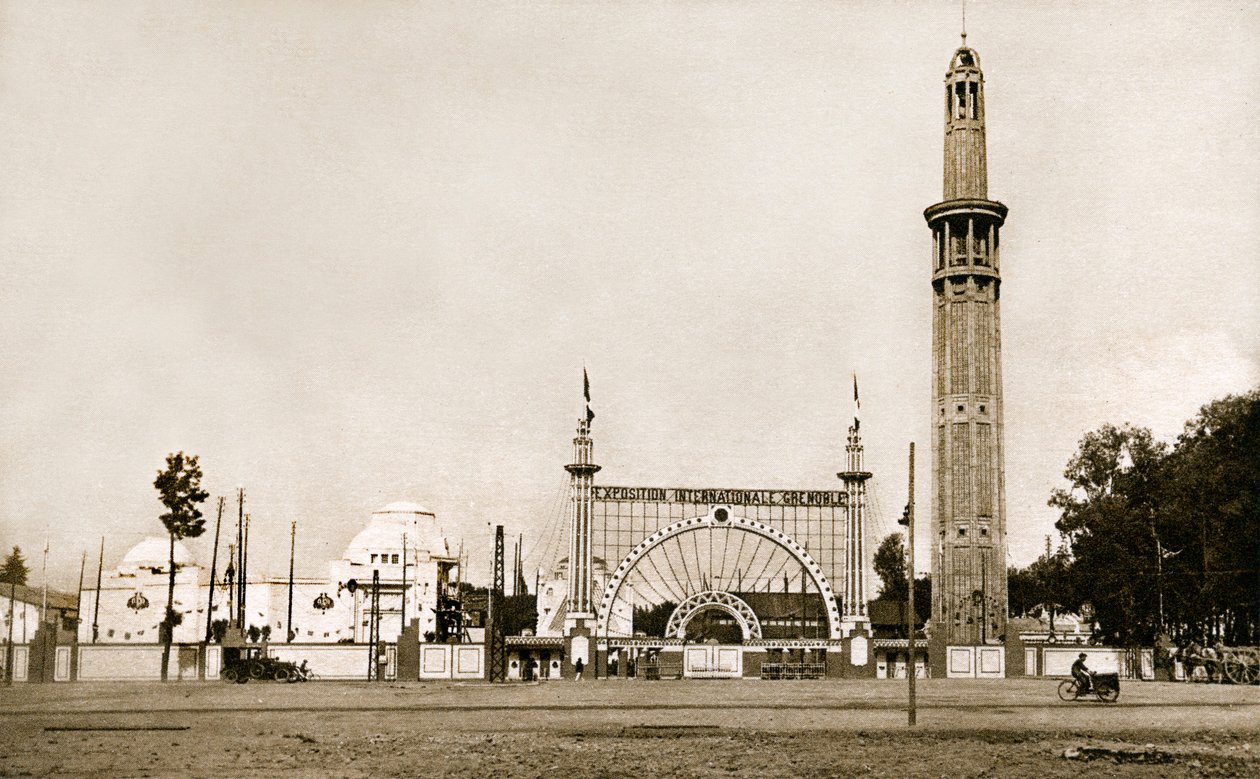 Grenoble (Isère, Dauphiné): Internationale Ausstellung für Weiße Kohle und Tourismus 1925 - der monumentale Eingang und der Orientierungsturm (Perret-Turm) - erbaut von den Brüdern Auguste (1874-1954) und Gustave (1876-1952) Perret, 95 Meter hoch und fast  von Auguste & Gustave (1876 1952) Perret
