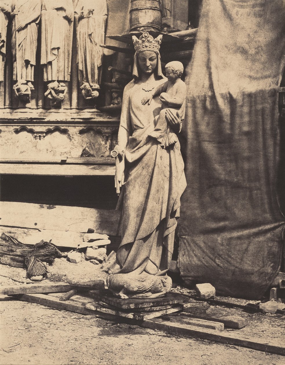 Madonna mit Kind, skulptiert von Geoffroy-Dechaume, Notre-Dame-Kathedrale, Paris von Auguste Mestral