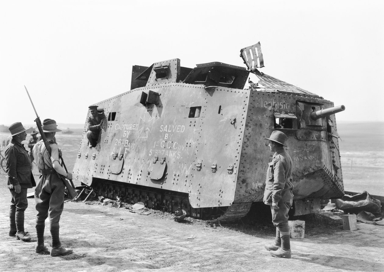 Ein deutscher Panzer, der am 14. Juli 1918 von dem 26. Bataillon bei Monument Wood in der Nähe von Villers-Bretonneux erbeutet und anschließend von der 5. Britischen Panzerbrigade für das Australische Kriegsmuseum geborgen wurde, 4. August von Australian Photographer