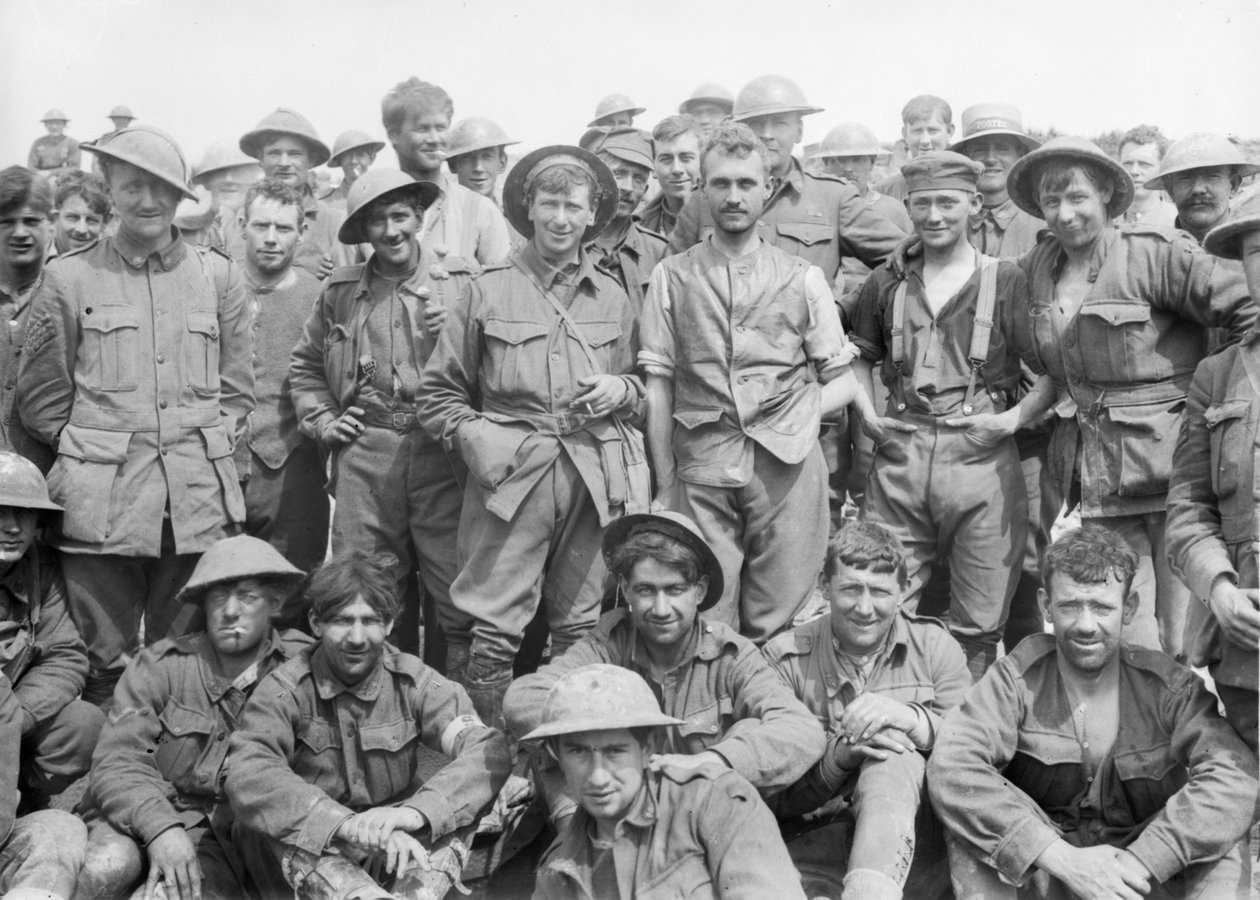 Eine Gruppe des 46. Australischen Infanteriebataillons kurz nach dem Verlassen der Linie vor Monument Wood, wo sie eine Zeit sehr heftiger Kämpfe erlebt hatten, zeigt den Zustand der von Australian Photographer