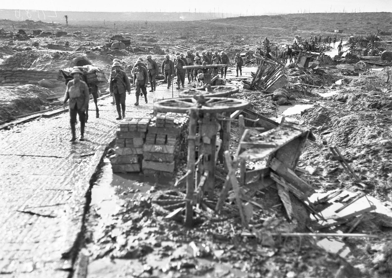 Australische Truppen passieren den Weg, der zur Idiot Corner führt, am Westhoek Ridge im Ypres-Sektor, 28. Oktober 1917 von Australian Photographer