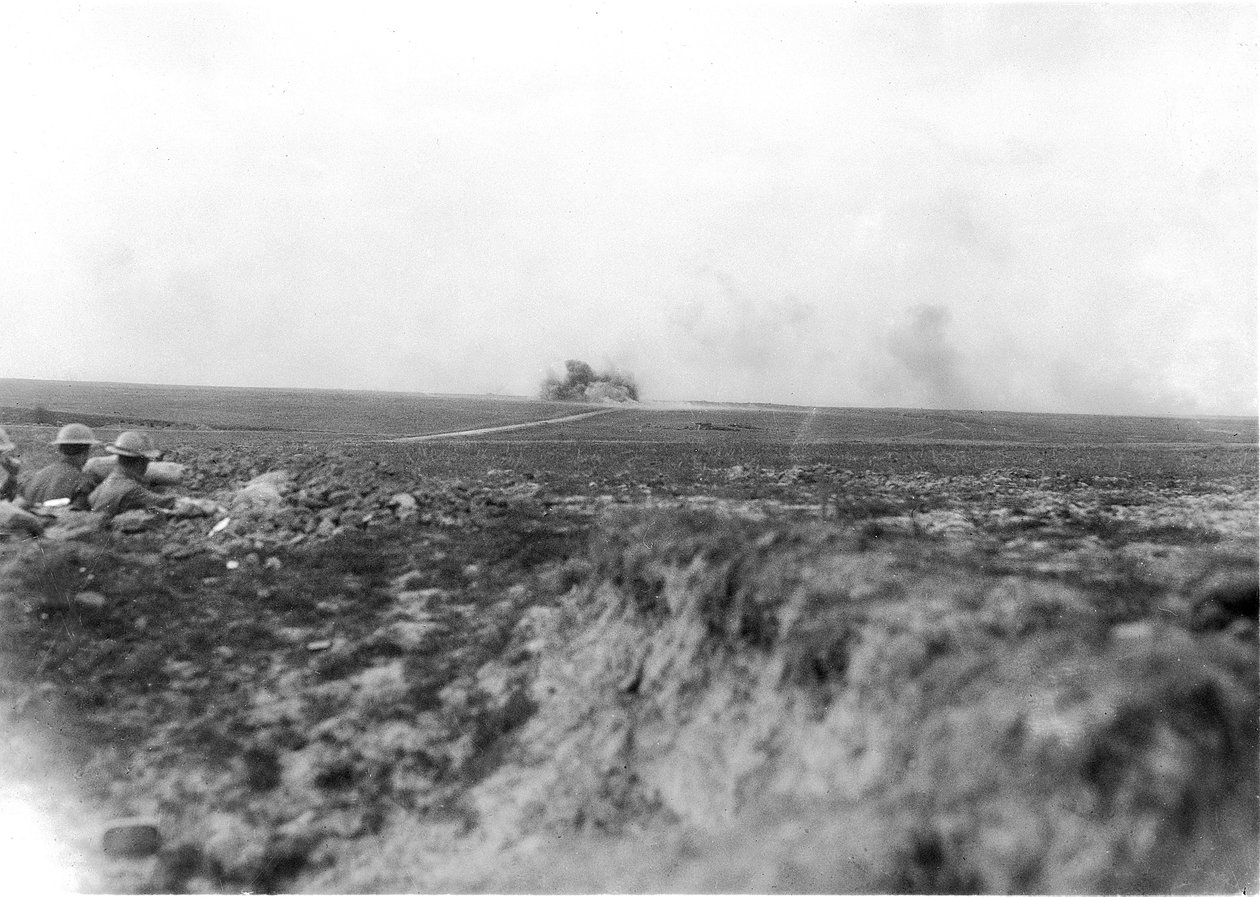 Beobachter (links) beobachten, wie die australische Artillerie die Deutschen in der Hindenburg-Linie am 27. Mai 1917 beschießt von Australian Photographer