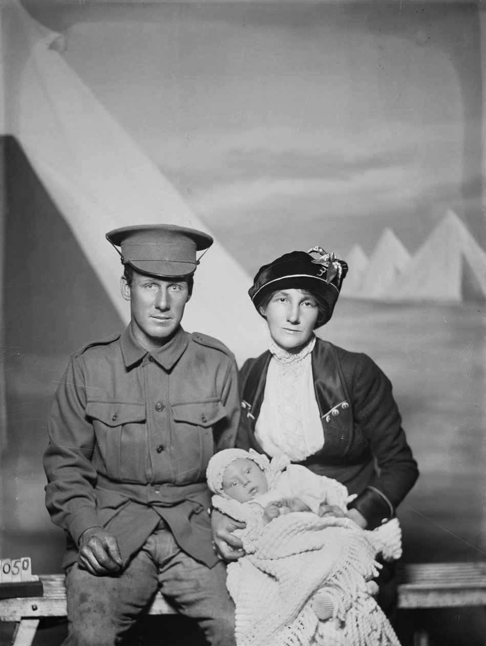 Studio-Porträt von 1159 Private (Pte) George Beamish Swanton, australisches 24. Bataillon, aus Werribee, Victoria, mit seiner Frau Nellie und dem kleinen Baby Joan Helen, ca. Mai 1915 von Australian Photographer